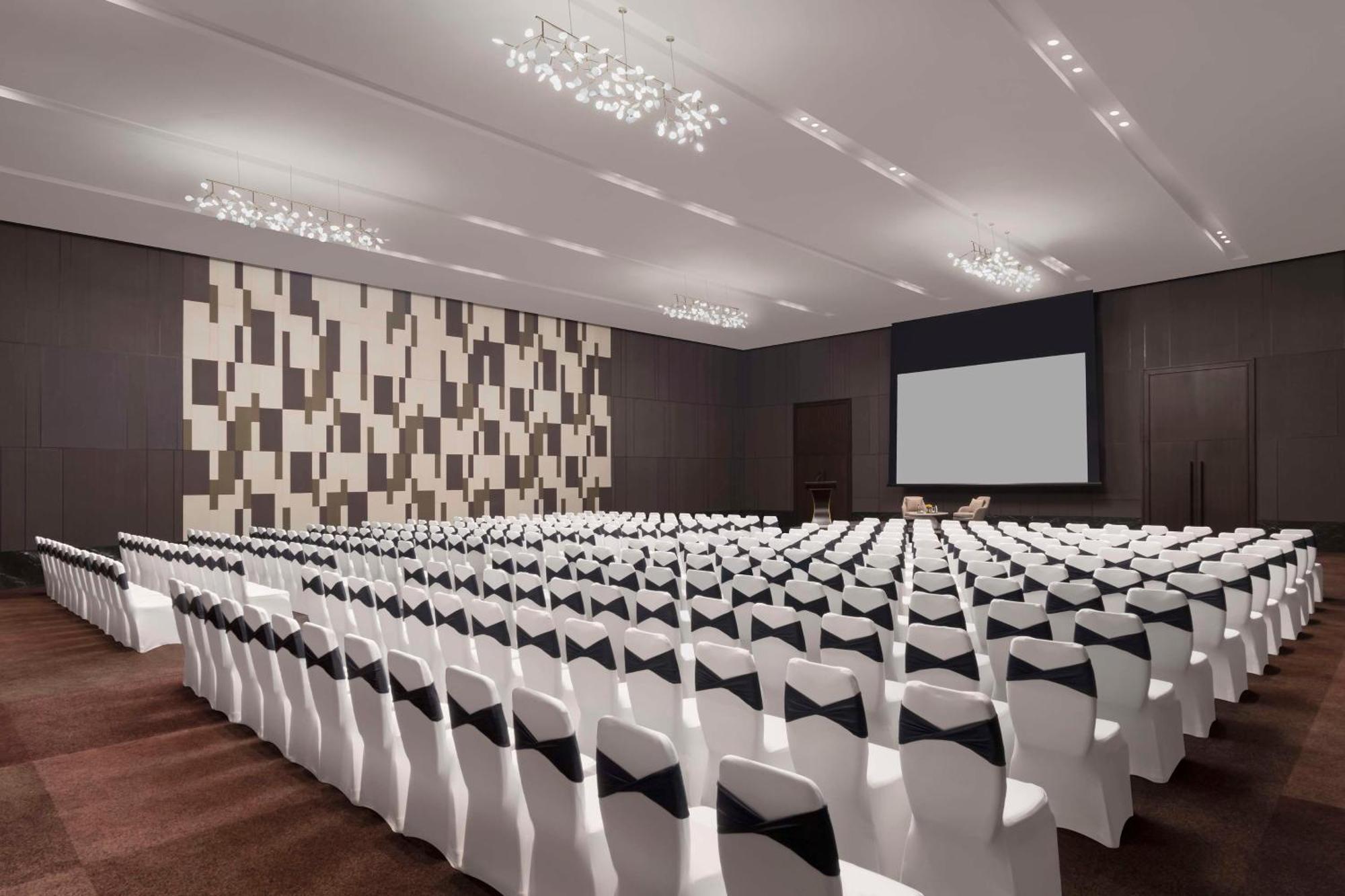 Hilton Bengaluru Embassy Manyata Business Park Ξενοδοχείο Εξωτερικό φωτογραφία