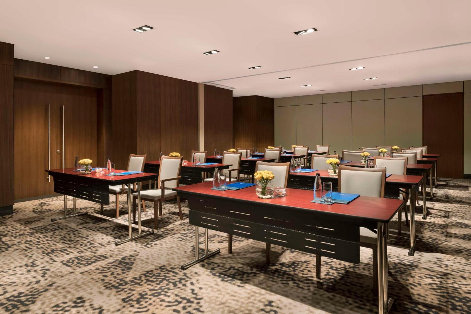 Hilton Bengaluru Embassy Manyata Business Park Ξενοδοχείο Εξωτερικό φωτογραφία